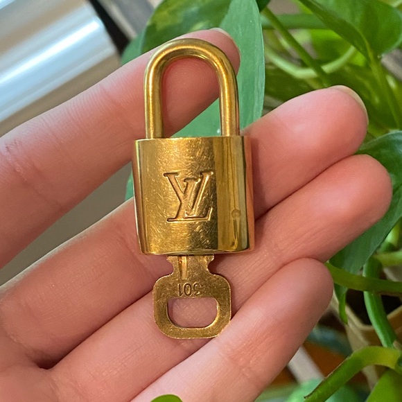 ‼️🔐 LV Lock & Key 🔐‼️ - Picture 2 of 7